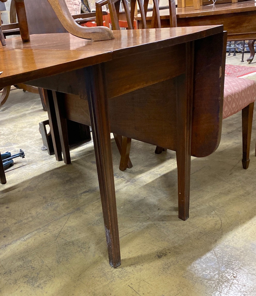 A George III mahogany drop leaf dining table, length 126cm extended, depth 117cm, height 73cm